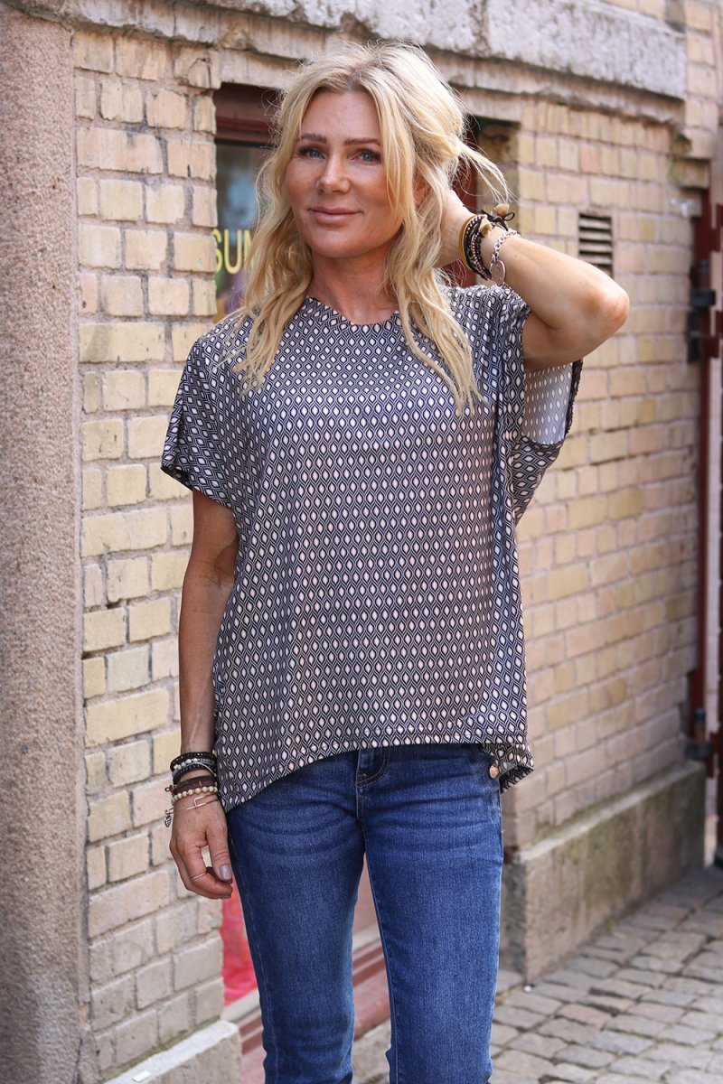 Alexandra topp – Bladmönster – Beige/Svart - Bild 7