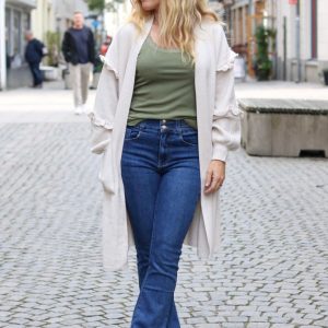 Amanda -Kofta med volang på ärm – Beige