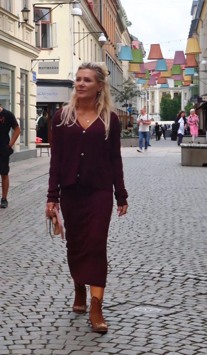 Denise – Kjol & kofta flätstickat set – Bordo - Bild 9
