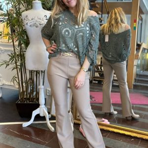 Stretchiga finbyxor med spänne och fickor – Taupe