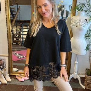 Amanda – Asymmetrisk  topp med spets nedtill  – Svart